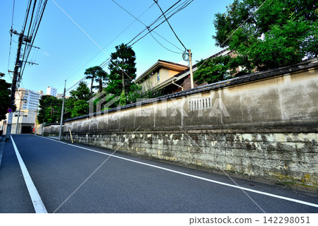 A quiet, upscale residential area in Shirokane-Chojamaru, Tokyo. 142298051