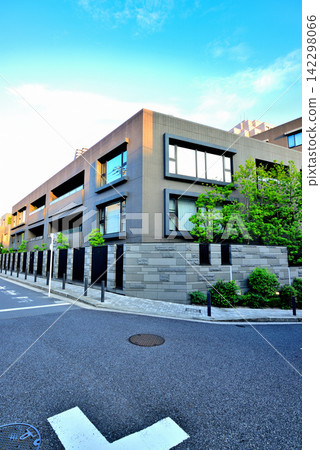 A quiet, upscale residential area in Shirokane-Chojamaru, Tokyo. A quiet, upscale residential area in Shirokane-Chojamaru, Tokyo. 142298066