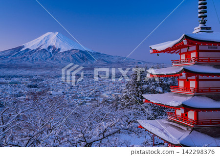 [Yamanashi Prefecture] The beauty of Japan: The Chureito Pagoda and Mt. Fuji in the snow-covered Arakurayama Sengen Park 142298376