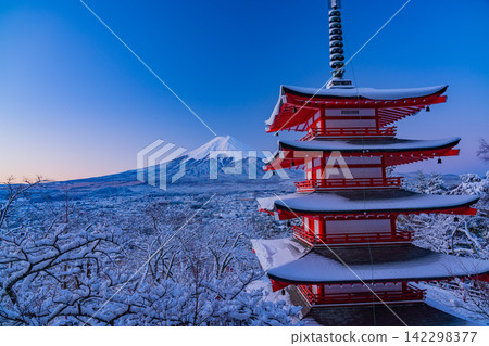 【山梨郡】日本之美:白雪皚皚的荒倉山淺間公園中的忠靈塔與富士山 【山梨郡】日本之美:白雪皚皚的荒倉山淺間公園中的忠靈塔與富士山 142298377