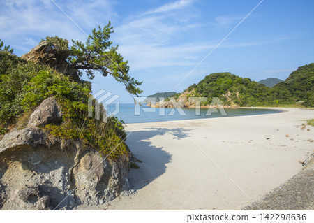 鳥取縣浦留海岸,郝海岸的夏季景色 鳥取縣浦留海岸,郝海岸的夏季景色 142298636