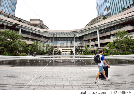 JR高輪站廣場的噴泉中倒映著一名男子的身影。 JR高輪站廣場的噴泉中倒映著一名男子的身影。 142298689