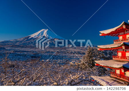 [Yamanashi Prefecture] The beauty of Japan: The Chureito Pagoda and Mount Fuji at Arakurayama Sengen Park, shining in the morning sun after a snowfall. 142298706