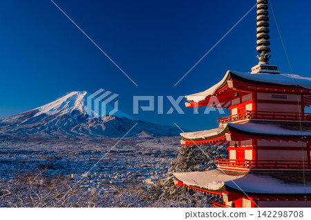 [Yamanashi Prefecture] The beauty of Japan: The Chureito Pagoda and Mount Fuji at Arakurayama Sengen Park, shining in the morning sun after a snowfall. 142298708