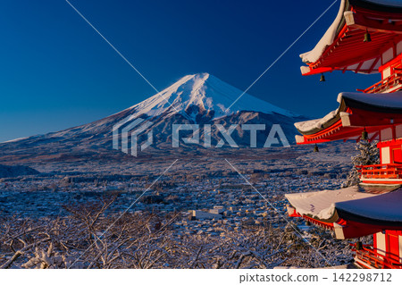 【山梨郡】日本之美:新倉山淺間公園的忠塔與富士山,在雪後的晨曦中熠熠生輝。 【山梨郡】日本之美:新倉山淺間公園的忠塔與富士山,在雪後的晨曦中熠熠生輝。 142298712