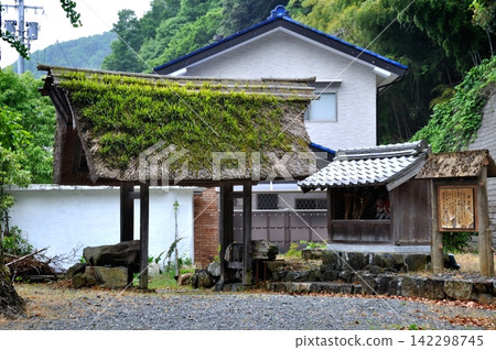 滋賀縣菅浦村的四腳門一景。 滋賀縣菅浦村的四腳門一景。 142298745