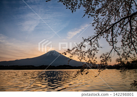 Springtime sunrise over Lake Tanuki, Fujinomiya City, Shizuoka Prefecture Springtime sunrise over Lake Tanuki, Fujinomiya City, Shizuoka Prefecture 142298801