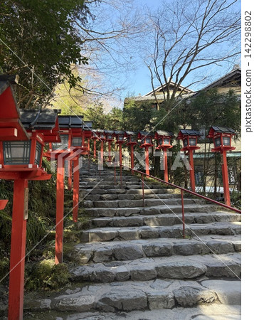 A shrine surrounded by red torii gates. 142298802