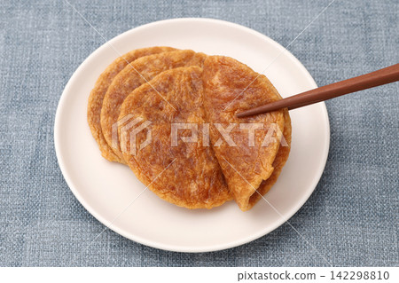 Wetting rice cracker Wetting rice cracker 142298810