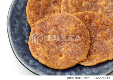 Wetting rice cracker Wetting rice cracker 142298811