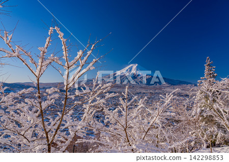【山梨縣】從新倉山淺間公園看到的富士山,被皚皚、白雪覆蓋。 【山梨縣】從新倉山淺間公園看到的富士山,被皚皚、白雪覆蓋。 142298853