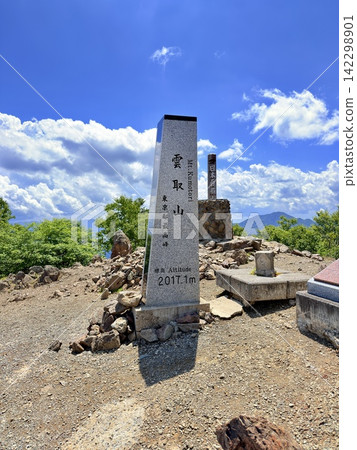 從東京最高峰雲取山頂眺望富士山和夏季山景，周圍環繞著藍天和積雲，以及雲取山避難小屋。 142298901