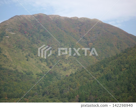 一座變成紅色葉子的山 142298940