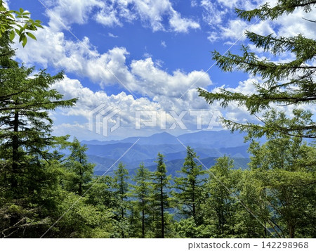 Summer scenery along the Kamosawa route from the Kosode trailhead in Yamanashi Prefecture to Mt. Kumotori, the highest peak in Tokyo: blue skies, spring water, and views of Mt. Fuji from the hiking trail. Summer scenery along the Kamosawa route from the Kosode trailhead in Yamanashi Prefecture to Mt. Kumotori, the highest peak in Tokyo: blue skies, spring water, and views of Mt. Fuji from the hiking trail. 142298968