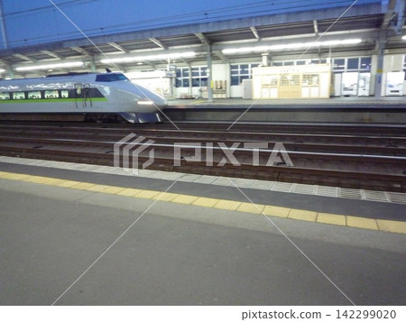 夜裡，一列新幹線子彈列車停靠在月台上。 142299020