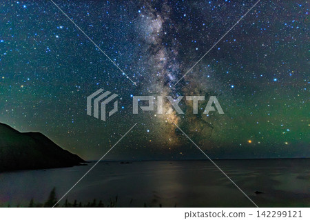 From the Sumikai Cape Observatory on Rebun Island, Hokkaido, located within the Rishiri-Rebun-Sarobetsu National Park, you can witness the awe-inspiring Milky Way adorning the night sky. From the Sumikai Cape Observatory on Rebun Island, Hokkaido, located within the Rishiri-Rebun-Sarobetsu National Park, you can witness the awe-inspiring Milky Way adorning the night sky. 142299121