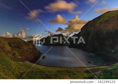 從北海道禮文島隅海岬欣賞英仙座流星雨和月光下的懸崖,景色令人嘆為觀止。 從北海道禮文島隅海岬欣賞英仙座流星雨和月光下的懸崖,景色令人嘆為觀止。 142299124