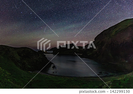 在利尻禮文佐別越國立公園的隅海岬,英仙座流星雨和北斗七星劃過夜空。 在利尻禮文佐別越國立公園的隅海岬,英仙座流星雨和北斗七星劃過夜空。 142299130
