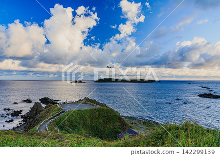 清晨的景色,蘇科頓岬和戶堂島,利尻禮文佐別越國立公園禮文島的最北端。 清晨的景色,蘇科頓岬和戶堂島,利尻禮文佐別越國立公園禮文島的最北端。 142299139