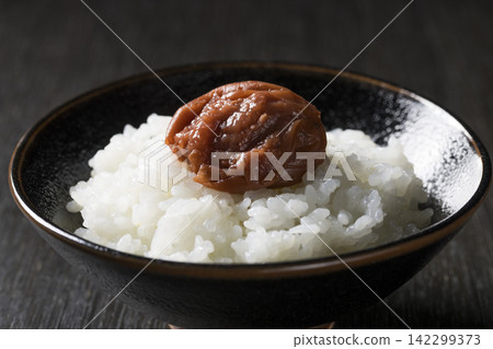 一道簡單的日式料理,白飯上放有醃梅子。 一道簡單的日式料理,白飯上放有醃梅子。 142299373
