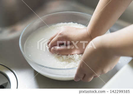 The scene of washing rice The scene of washing rice 142299385