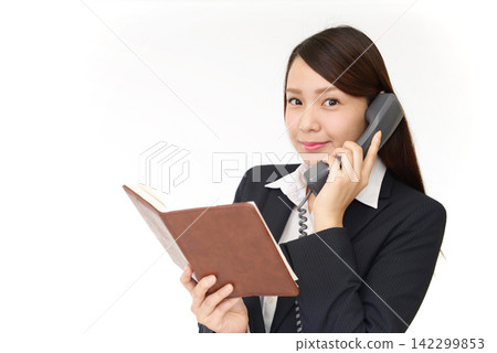 手持接收器的女員工 手持接收器的女員工 142299853