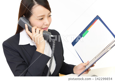 接電話的女員工 接電話的女員工 142299854