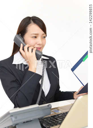 接電話的女員工 接電話的女員工 142299855