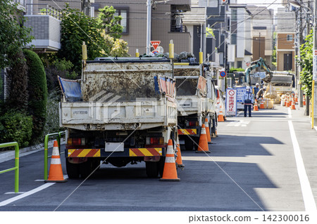 這是居民區街道上一處瓦斯管道施工現場的景象。 這是居民區街道上一處瓦斯管道施工現場的景象。 142300016