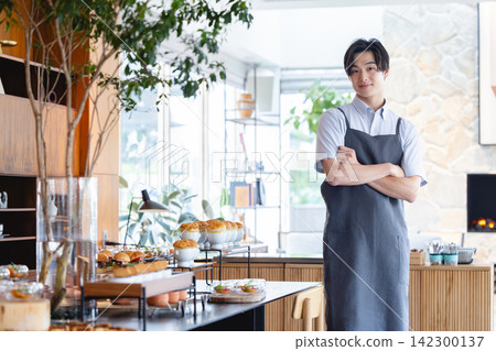 一位男性老闆,負責咖啡館和餐廳的食品生產和店鋪開發。 一位男性老闆,負責咖啡館和餐廳的食品生產和店鋪開發。 142300137