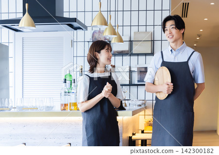 在一家咖啡館工作的員工 142300182