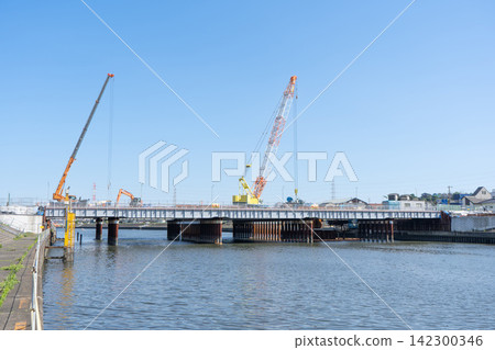 Construction work to replace the Sueyoshi Bridge on the Tsurumi River and the operation of a large crane (towing). Construction work to replace the Sueyoshi Bridge on the Tsurumi River and the operation of a large crane (towing). 142300346