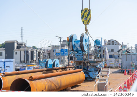 Steel pipe sheet piles and pile driving machine for the bridge pier foundations of the Sueyoshi Bridge replacement project. Steel pipe sheet piles and pile driving machine for the bridge pier foundations of the Sueyoshi Bridge replacement project. 142300349
