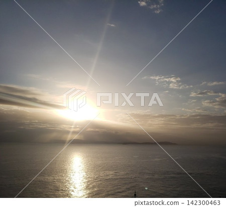 海上日出和寧靜的海洋景色。 海上日出和寧靜的海洋景色。 142300463
