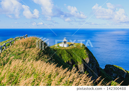 Rishiri-Rebun-Sarobetsu National Park: A refreshing summer breeze blows through the Motochi Lighthouse on Rebun Island, offering a panoramic view of the vast ocean. Rishiri-Rebun-Sarobetsu National Park: A refreshing summer breeze blows through the Motochi Lighthouse on Rebun Island, offering a panoramic view of the vast ocean. 142300488