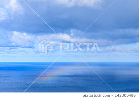 A beautiful rainbow adds a ray of color to the horizon and the vast ocean as seen from the Momoiwa Observatory course on Rebun Island. A beautiful rainbow adds a ray of color to the horizon and the vast ocean as seen from the Momoiwa Observatory course on Rebun Island. 142300496