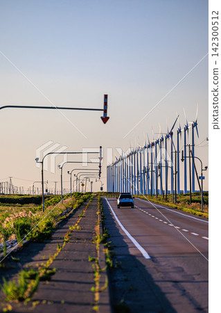 沿著奧羅隆線行駛,可以俯瞰日本海和風力發電廠,沐浴在傍晚柔和的燈光下,風景如畫。 沿著奧羅隆線行駛,可以俯瞰日本海和風力發電廠,沐浴在傍晚柔和的燈光下,風景如畫。 142300512