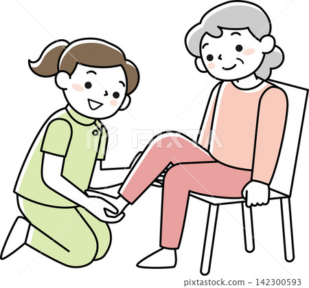 老年婦女正在接受腿部復健治療 老年婦女正在接受腿部復健治療 142300593