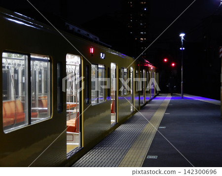 夜幕降臨,一列黃色的西武線列車停靠在月台上。 夜幕降臨,一列黃色的西武線列車停靠在月台上。 142300696
