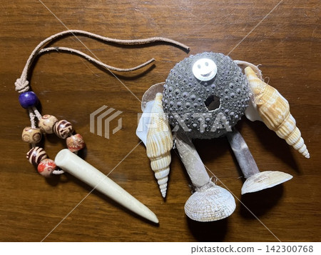 Handicrafts made from seashells collected from the beach Handicrafts made from seashells collected from the beach 142300768