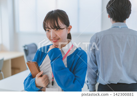 辦公室戀情:一位女性暗戀某人。 辦公室戀情:一位女性暗戀某人。 142300881