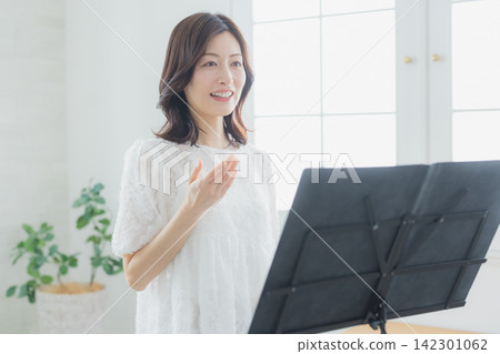一位女士在家教授聲樂課 142301062