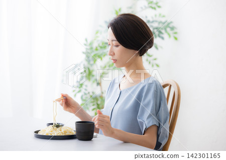 一名婦女正在吃 Zaru Udon 一名婦女正在吃 Zaru Udon 142301165