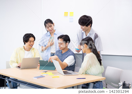 大學生們正在進行小組專案。拍攝協助由東京電子電波學園學院提供。 142301294