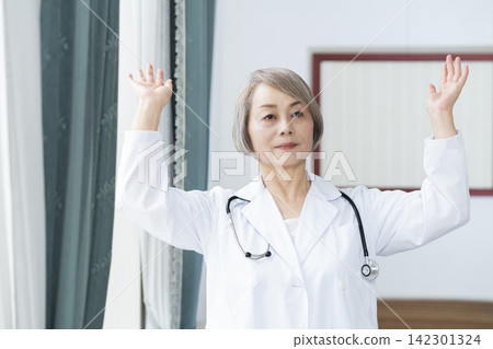 一位身穿白大褂的資深女醫生 142301324