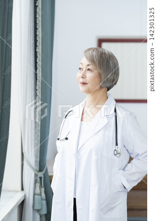 一位身穿白大褂的資深女醫生 142301325