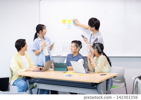 大學生們正在進行小組專案。拍攝協助由東京電子電波學園學院提供。 大學生們正在進行小組專案。拍攝協助由東京電子電波學園學院提供。 142301356