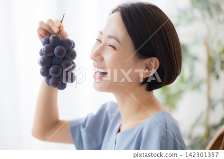 一位女子手捧巨峰葡萄 一位女子手捧巨峰葡萄 142301357