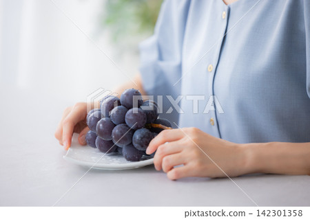 一位女子手捧巨峰葡萄 142301358