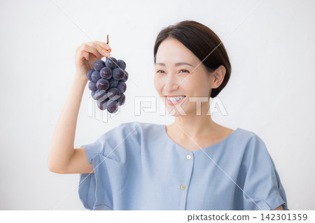 一位女子手捧巨峰葡萄 一位女子手捧巨峰葡萄 142301359
